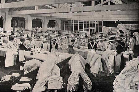  Immigrant women working in a steam laundry<br />
