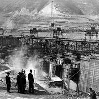 bureaucrats-overlooking-construction_Grand-Coulee_1937.jpeg